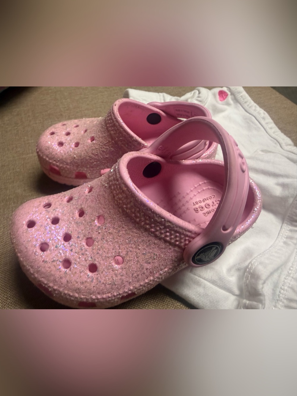2t Girls Little kid Sz 6 CROCS Kids Glitter Pink Clog Sandals w/ 2t white shorts